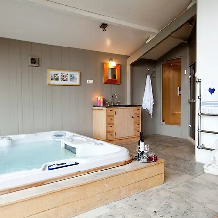 Luxurious Holiday Home Along The Dutch Coast With Jacuzzi Nyaraló