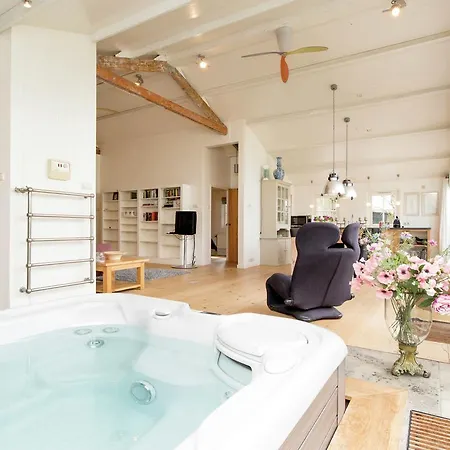 Luxurious Holiday Home Along The Dutch Coast With Jacuzzi Nyaraló *